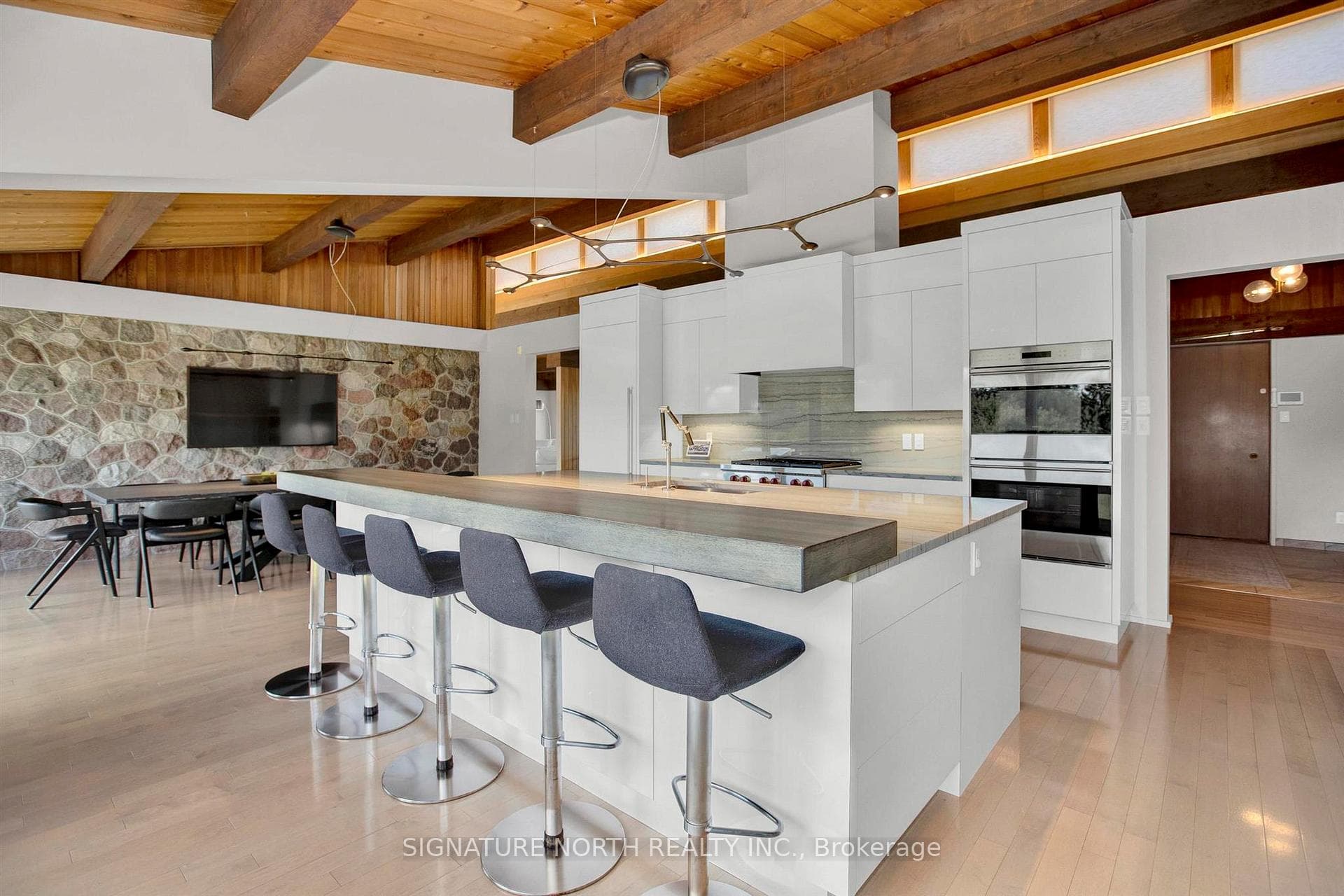 1577 Arthur Street W photo 6