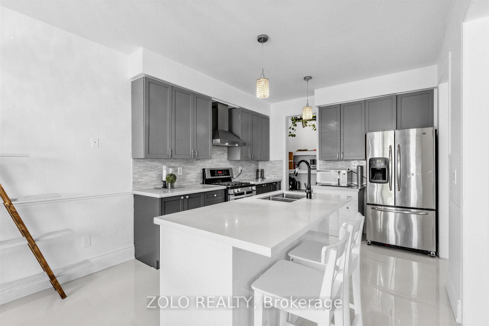 1580 Earl Crescent photo 13