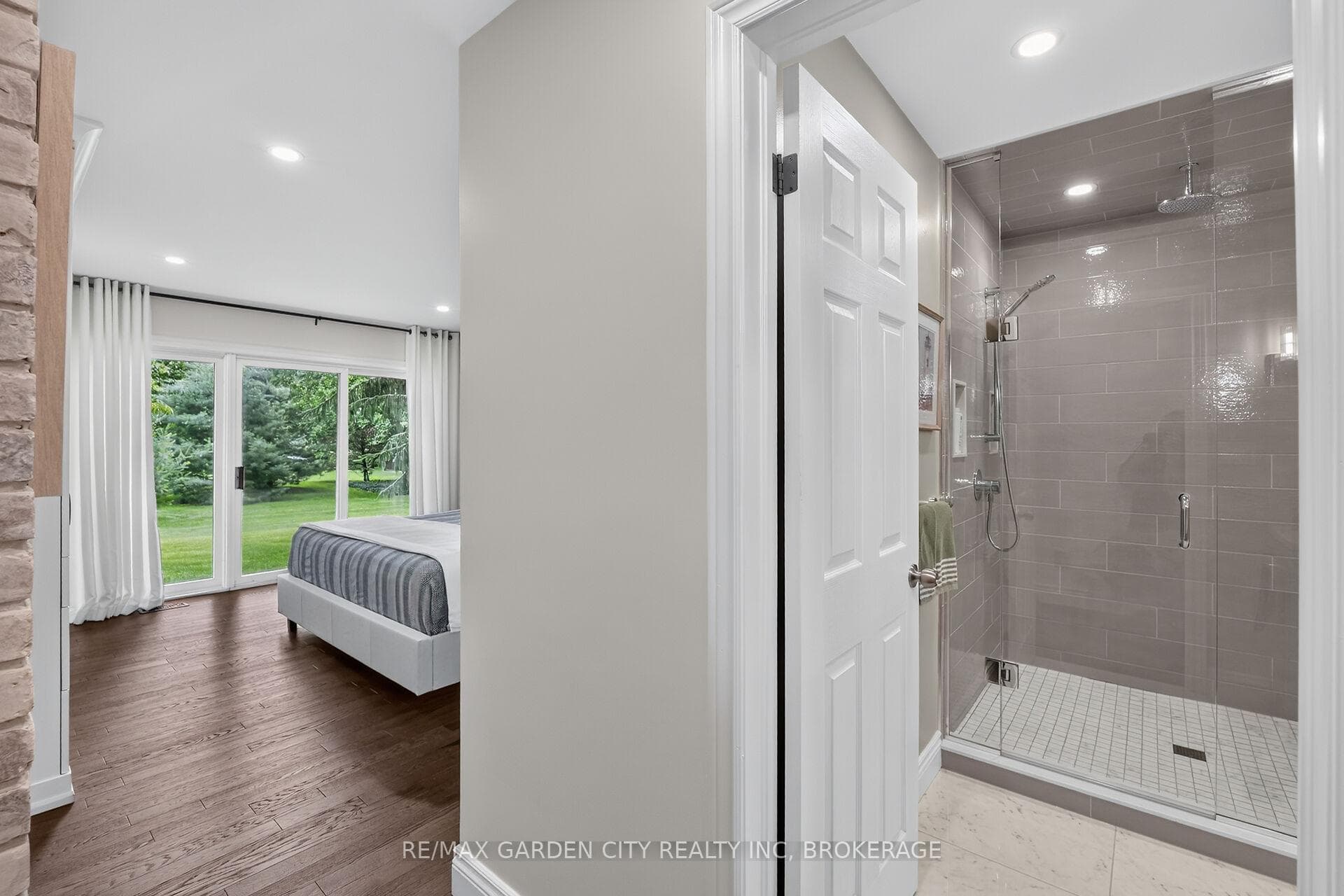 656 Memorial Drive photo 24