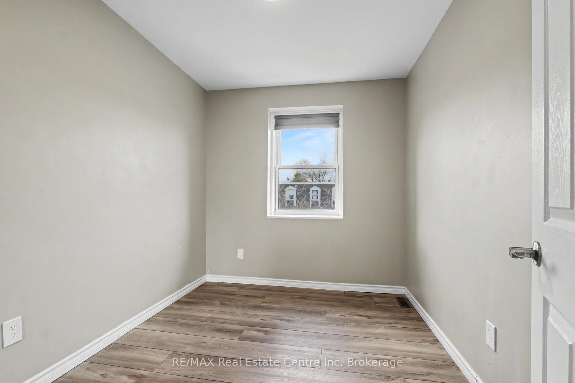 371 Bronte Street Unit 49 photo 27