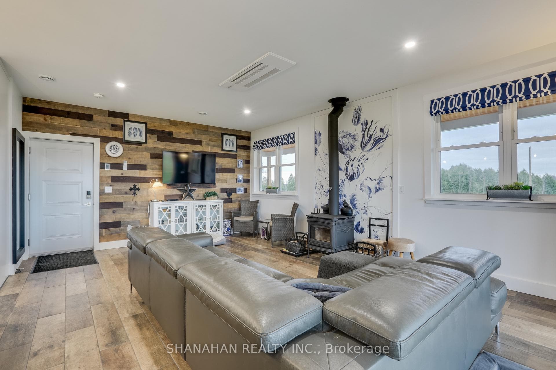 1575 Dobbyn Road photo 11