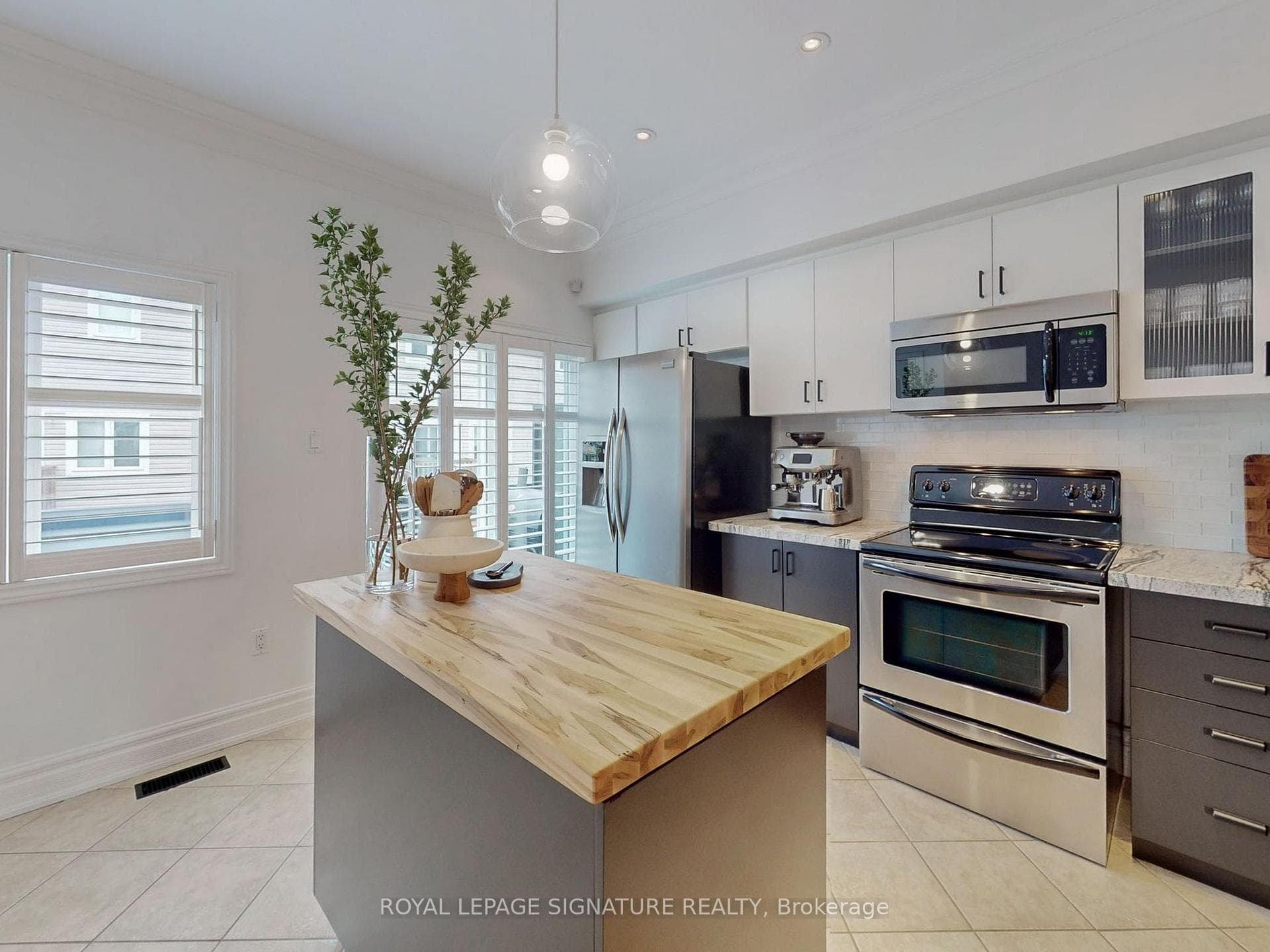 93 Piggott Mews photo 11