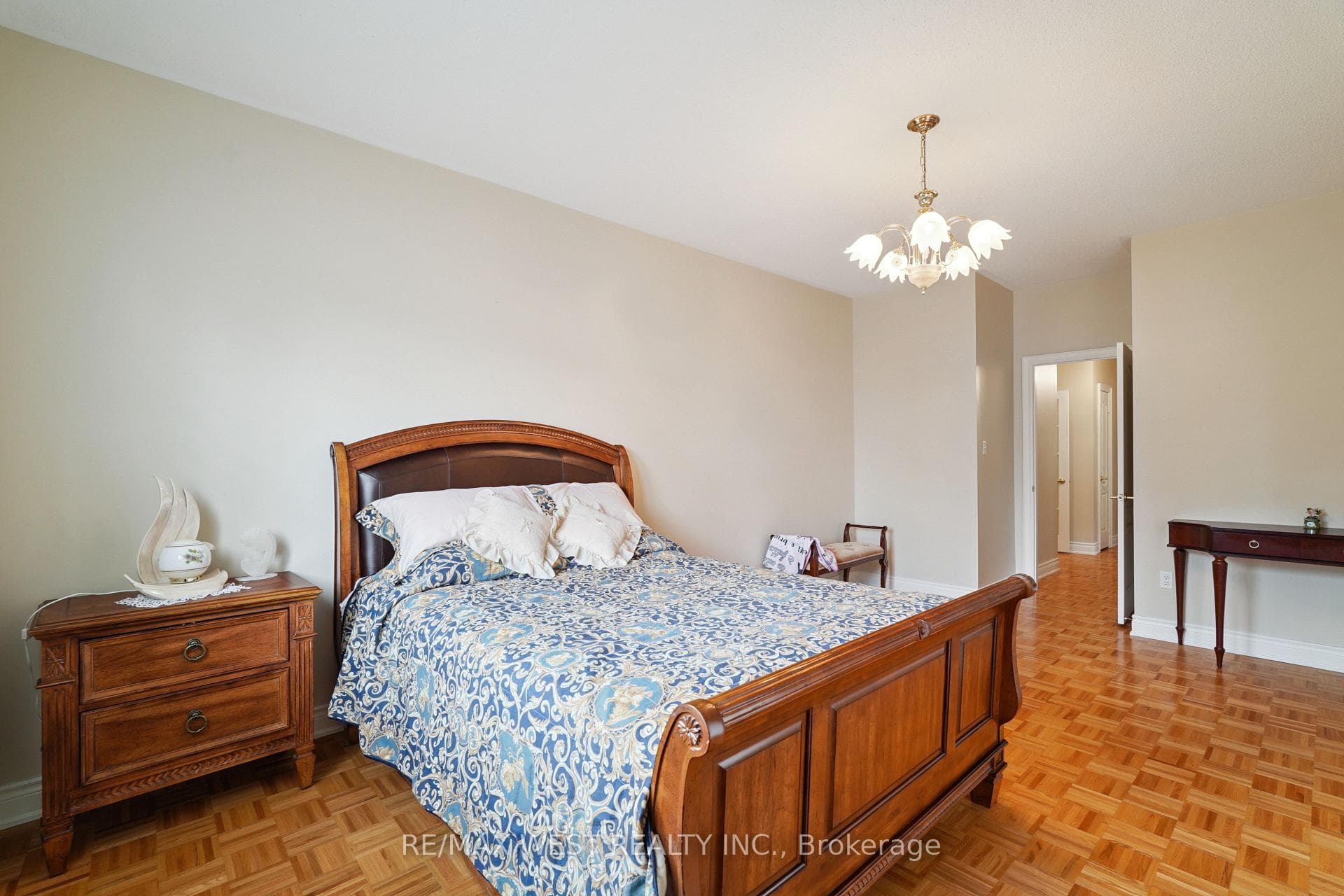 133 Cupola Crescent photo 7