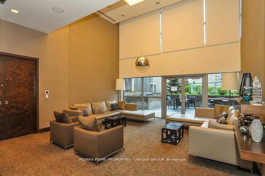 386 Yonge Street Unit 3807 photo 17