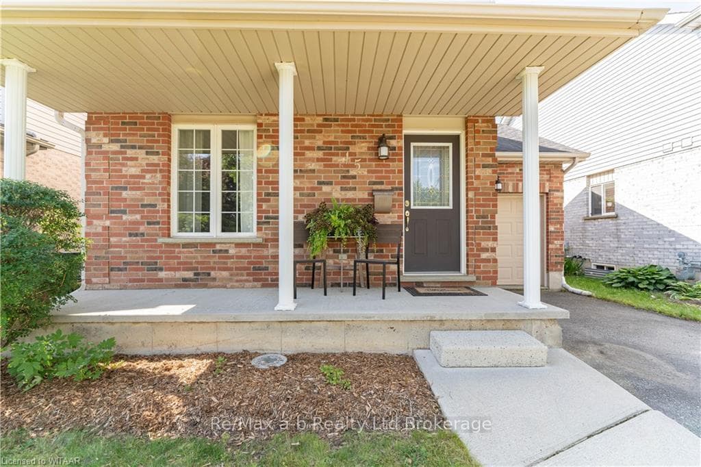 15 TRILLIUM Drive photo 4