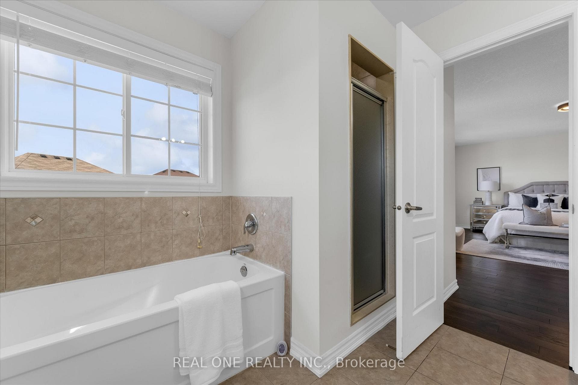556 Sanderson Crescent photo 24