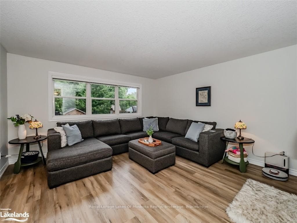 20 COATES Avenue photo 8