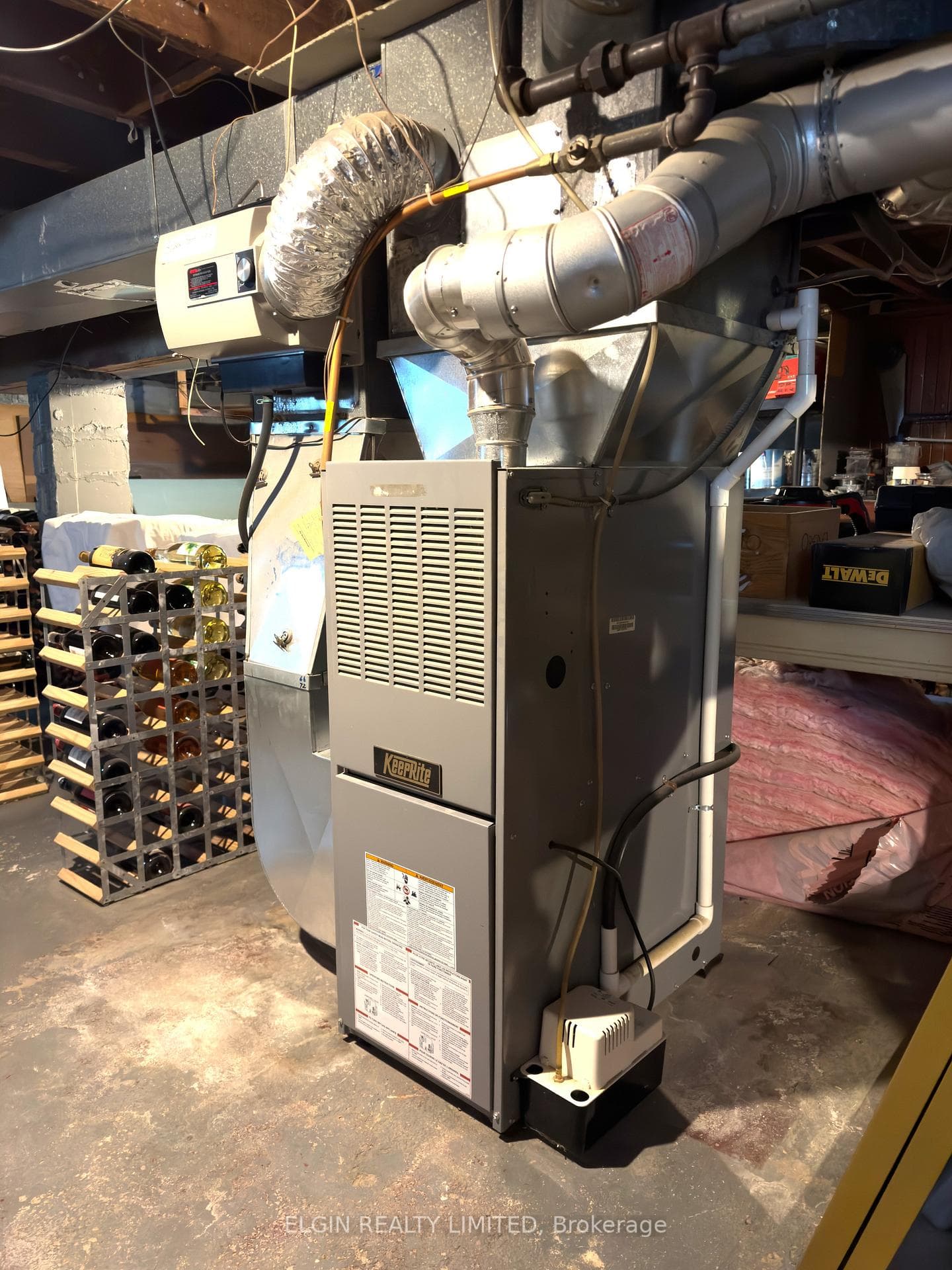 Gas forced air furnace