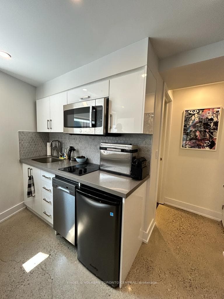 1557 Bloor Street Unit 6 photo 3