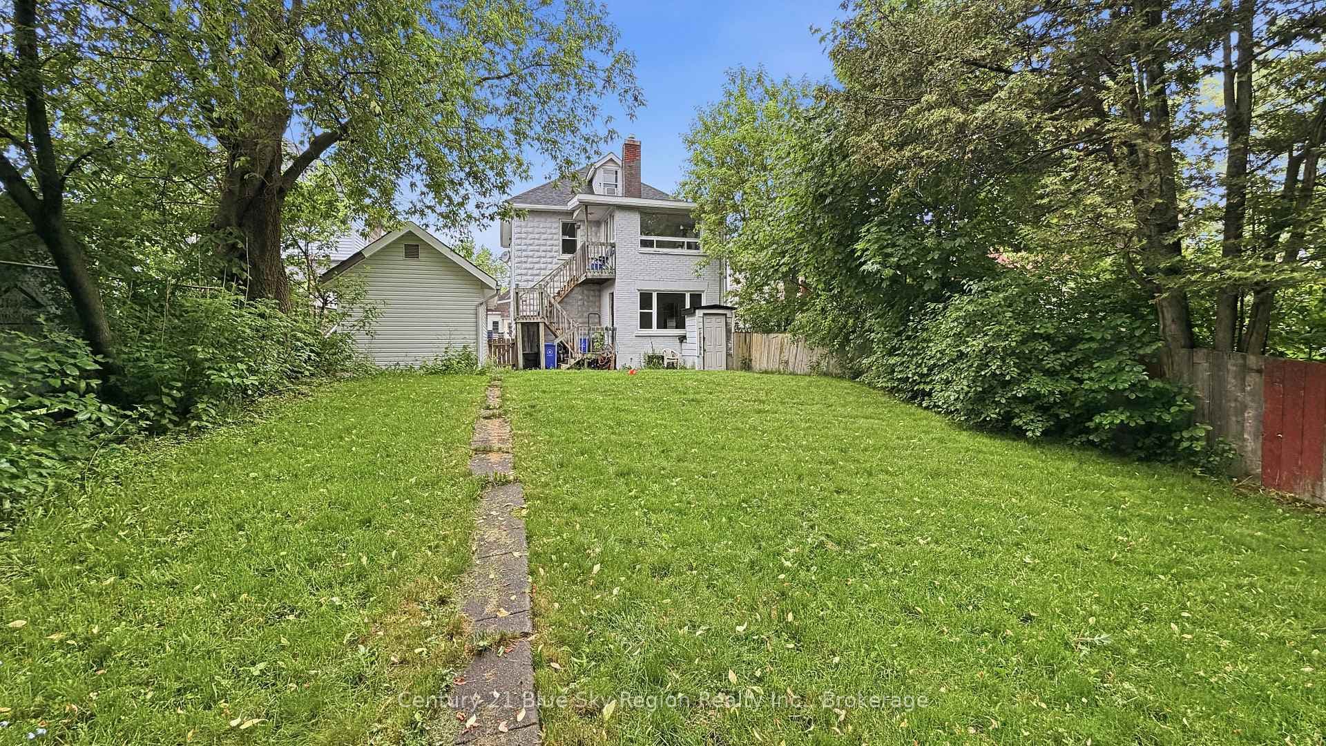 923 Fraser Street photo 18