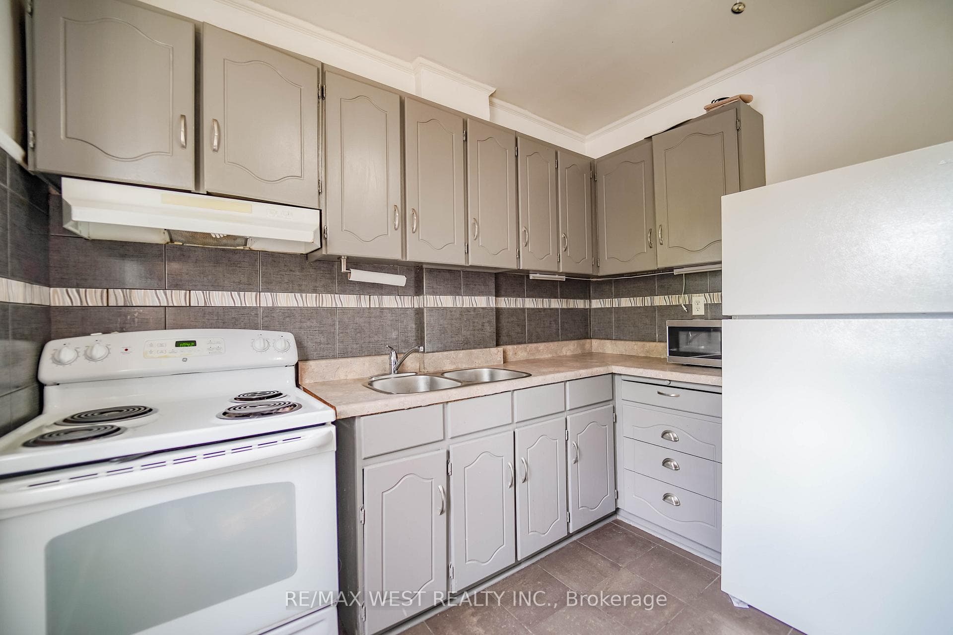 1529 Dufferin Street photo 11