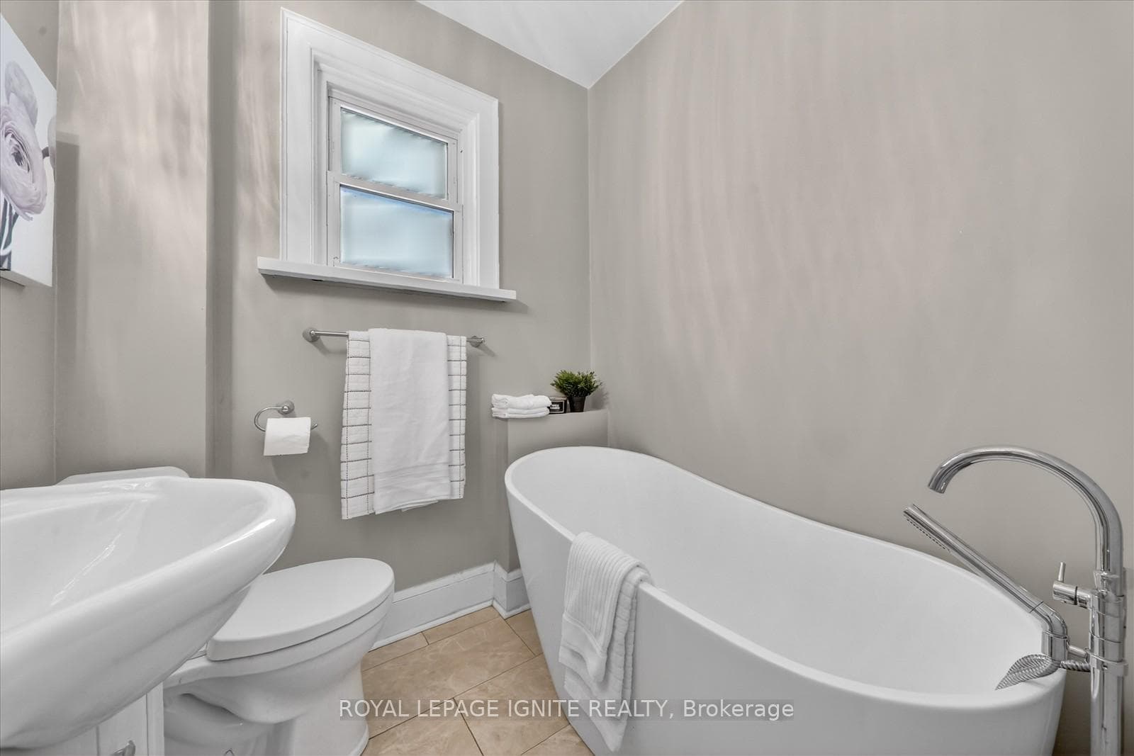 390 Jarvis Street photo 13