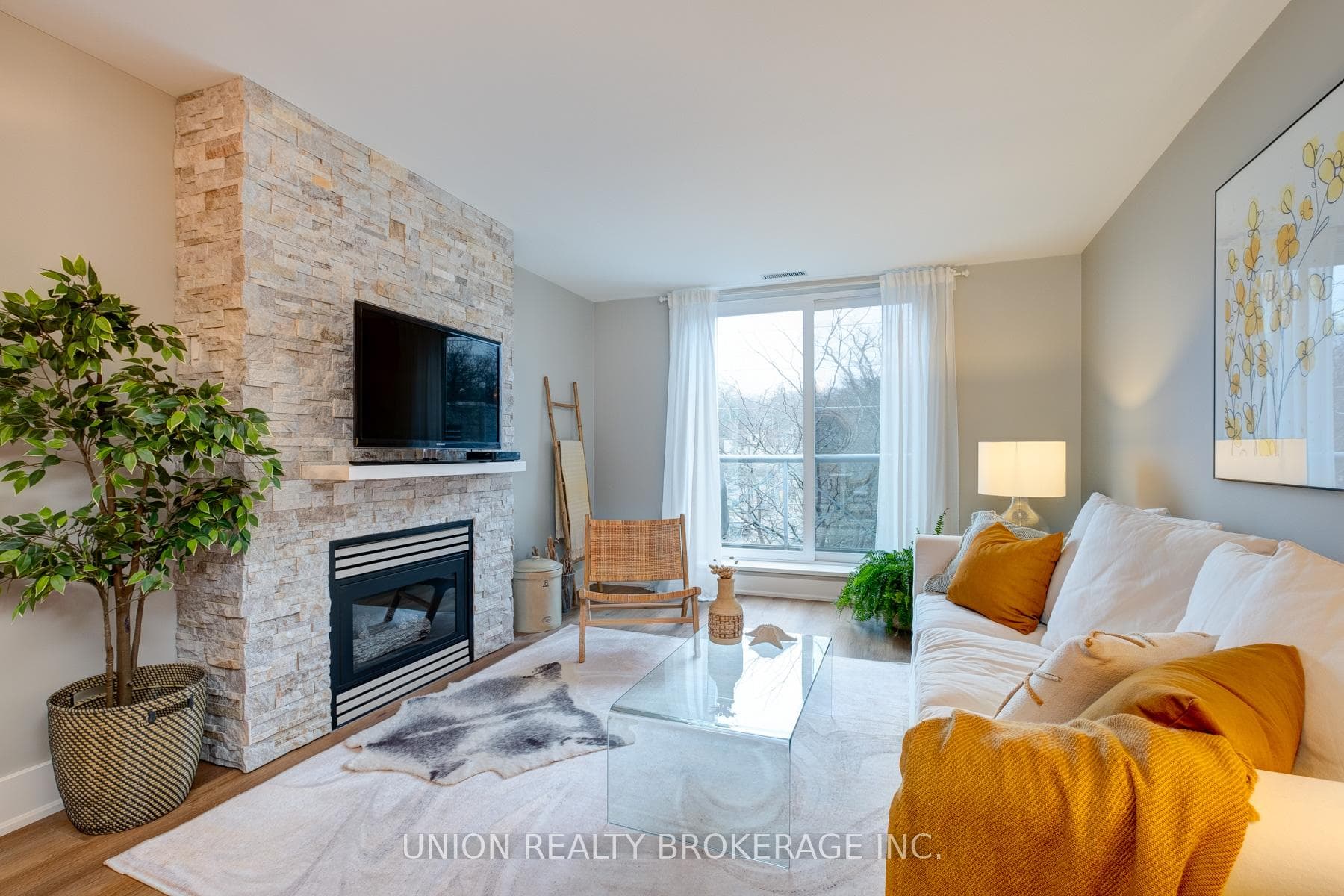 2365 Queen Street Unit 402 photo 9