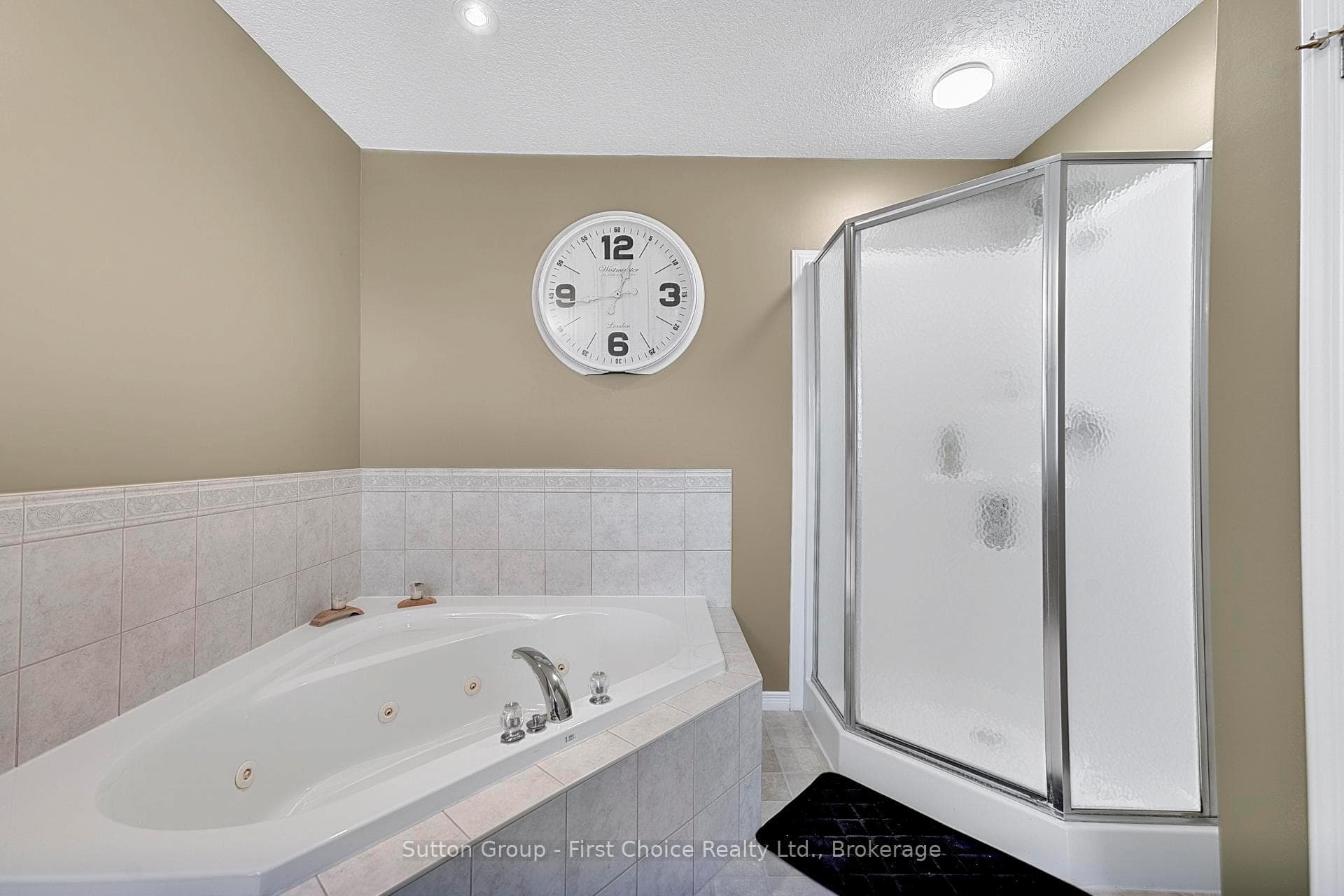 670 Reid Crescent photo 23