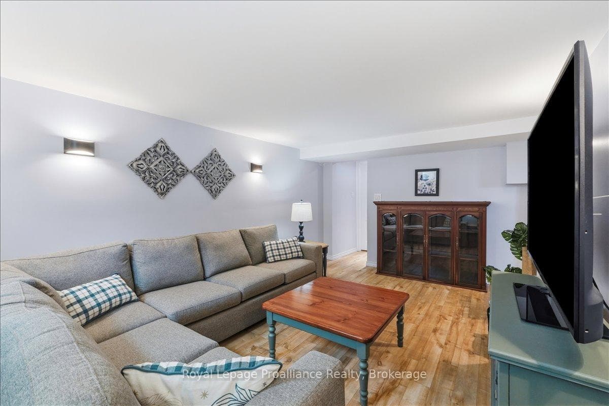 229 Henry Street photo 30