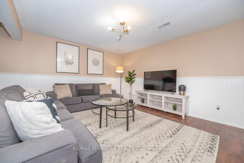 4 Ravenwood Crescent photo 27