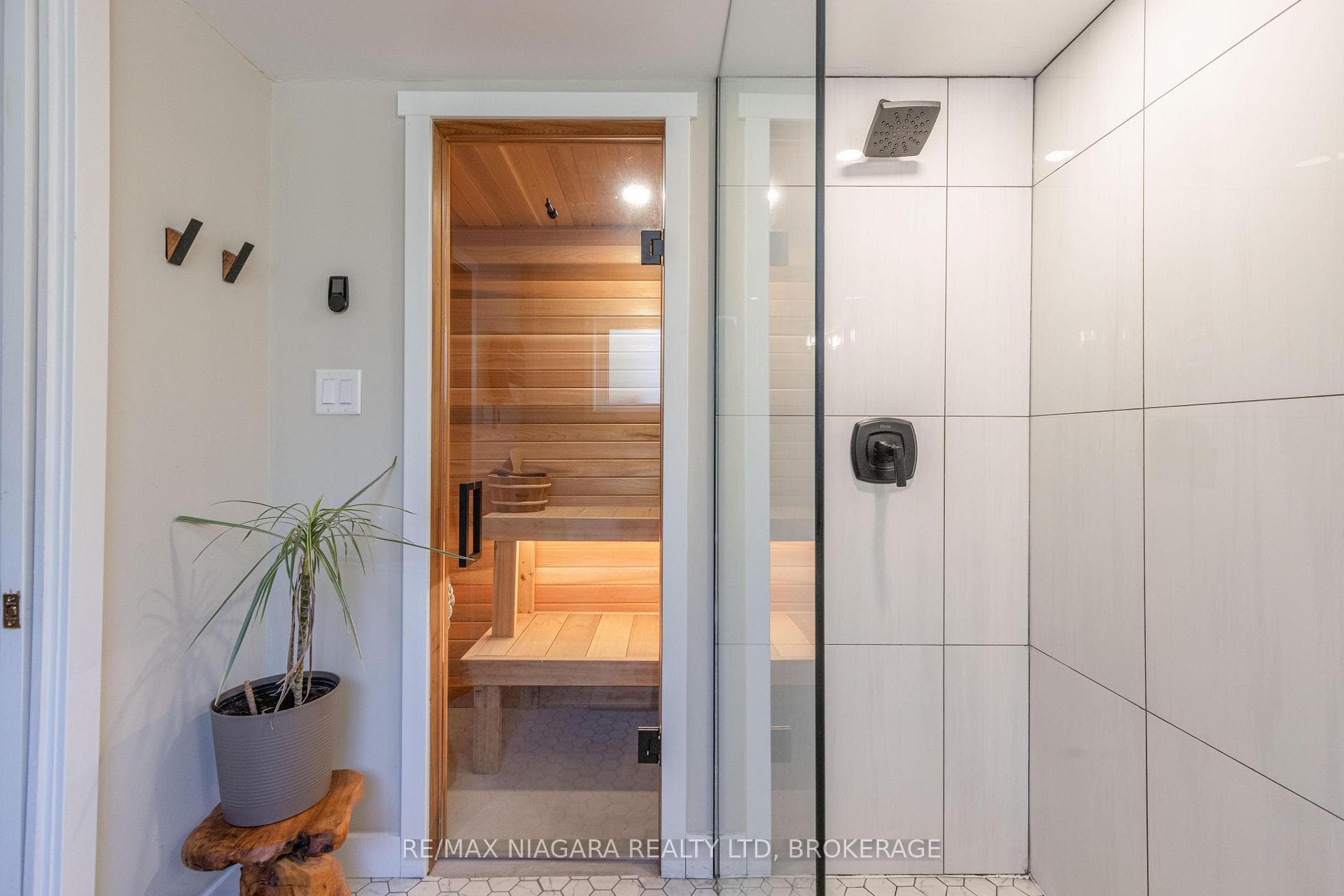 8229 Rideau Street photo 22