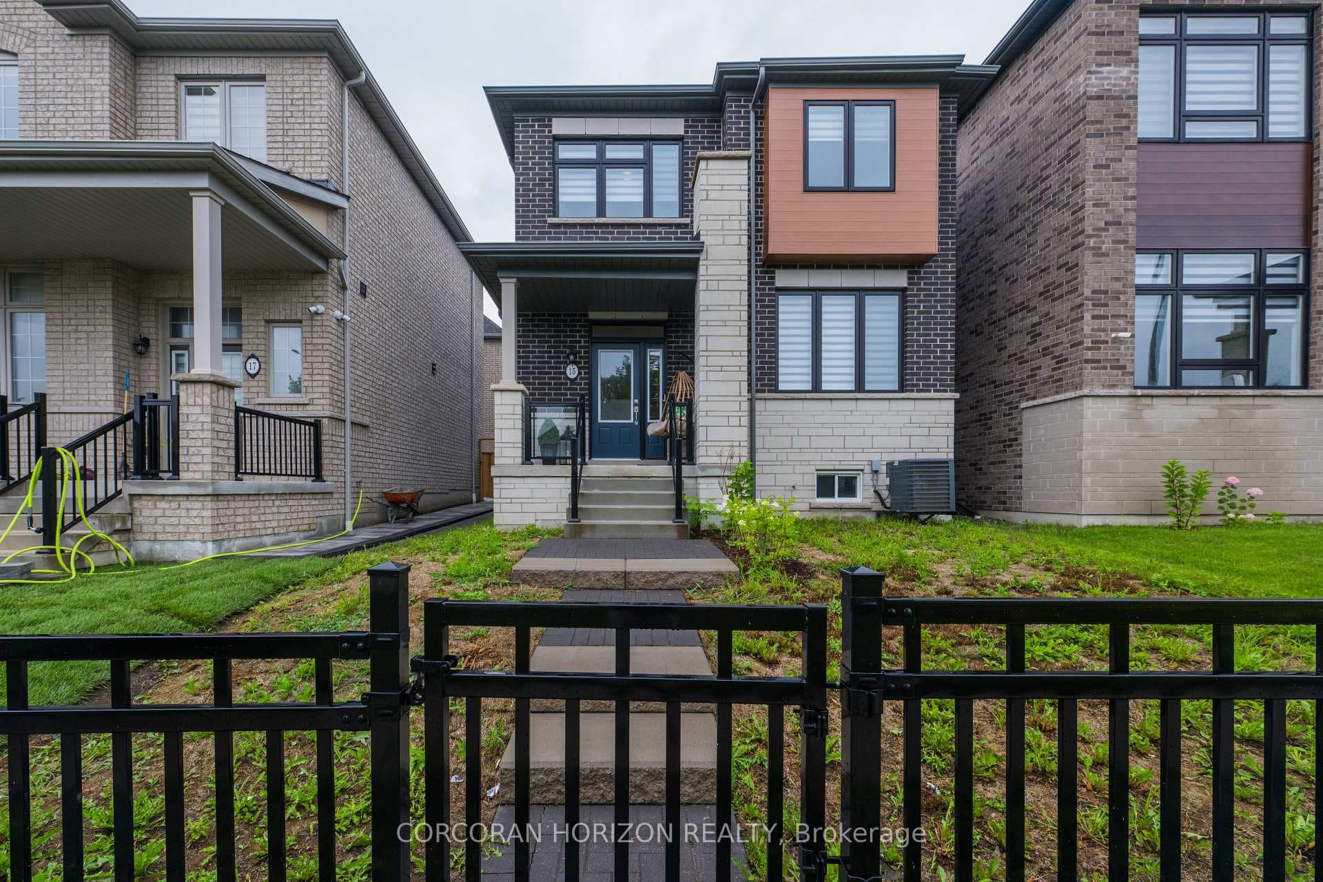15 Mountainside Crescent photo 2