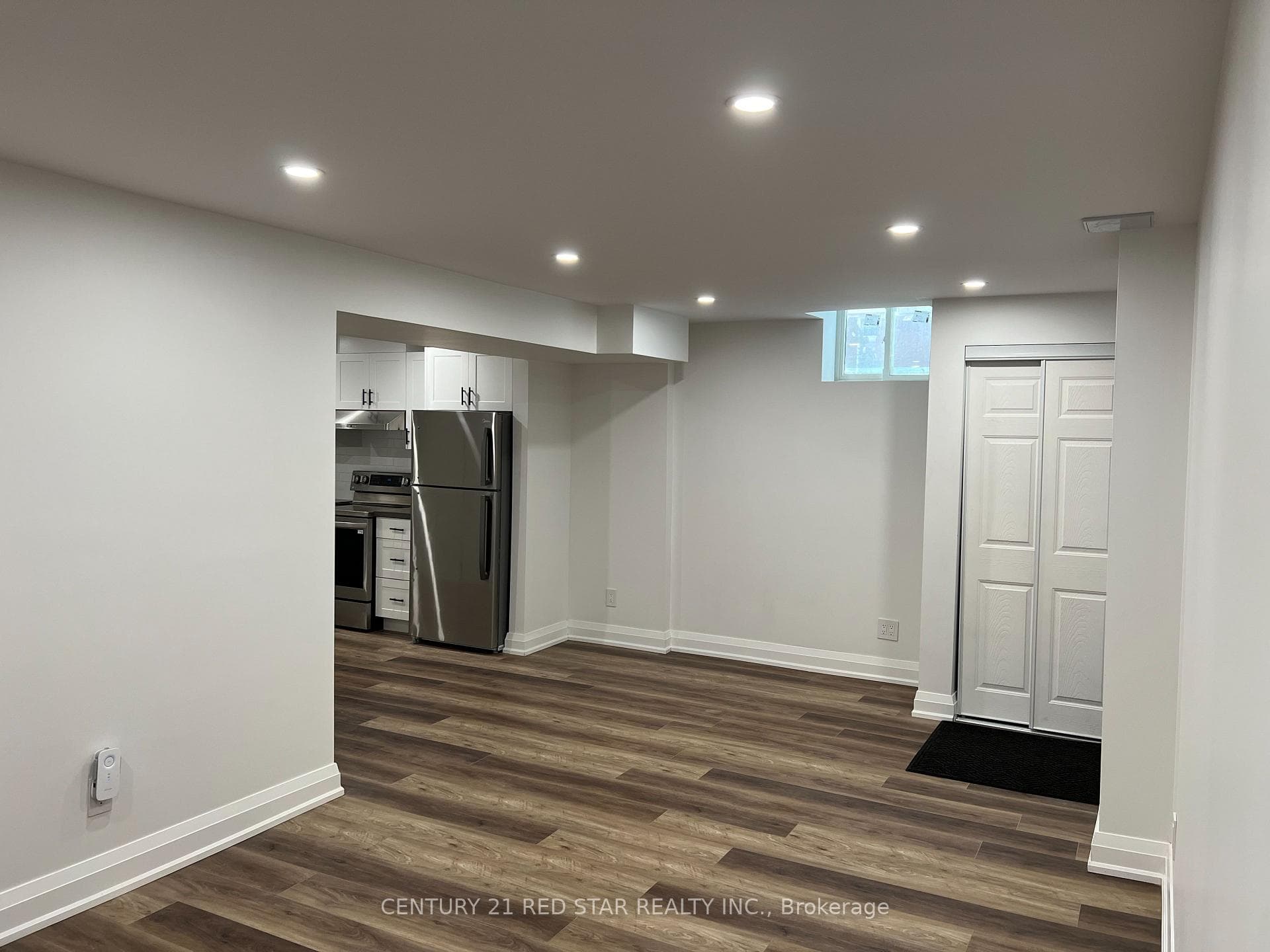 1025 Holdsworth Crescent photo 5