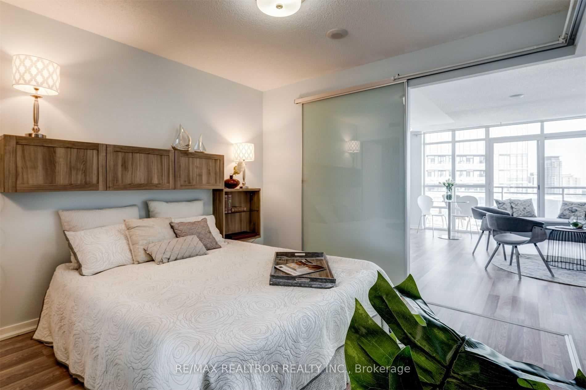 38 Joe Shuster Way Unit 1701 photo 13
