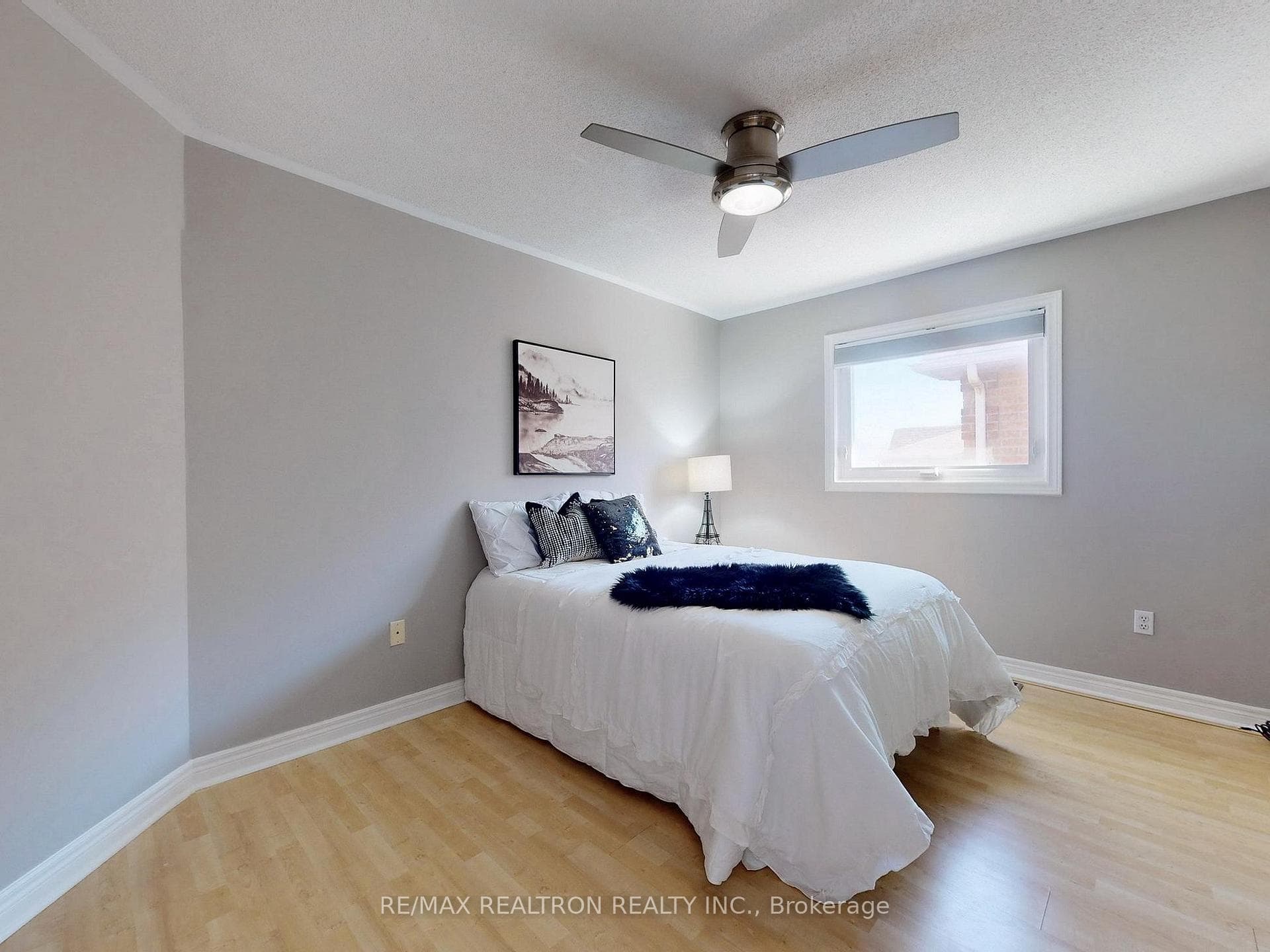 1605 Seguin Square photo 28