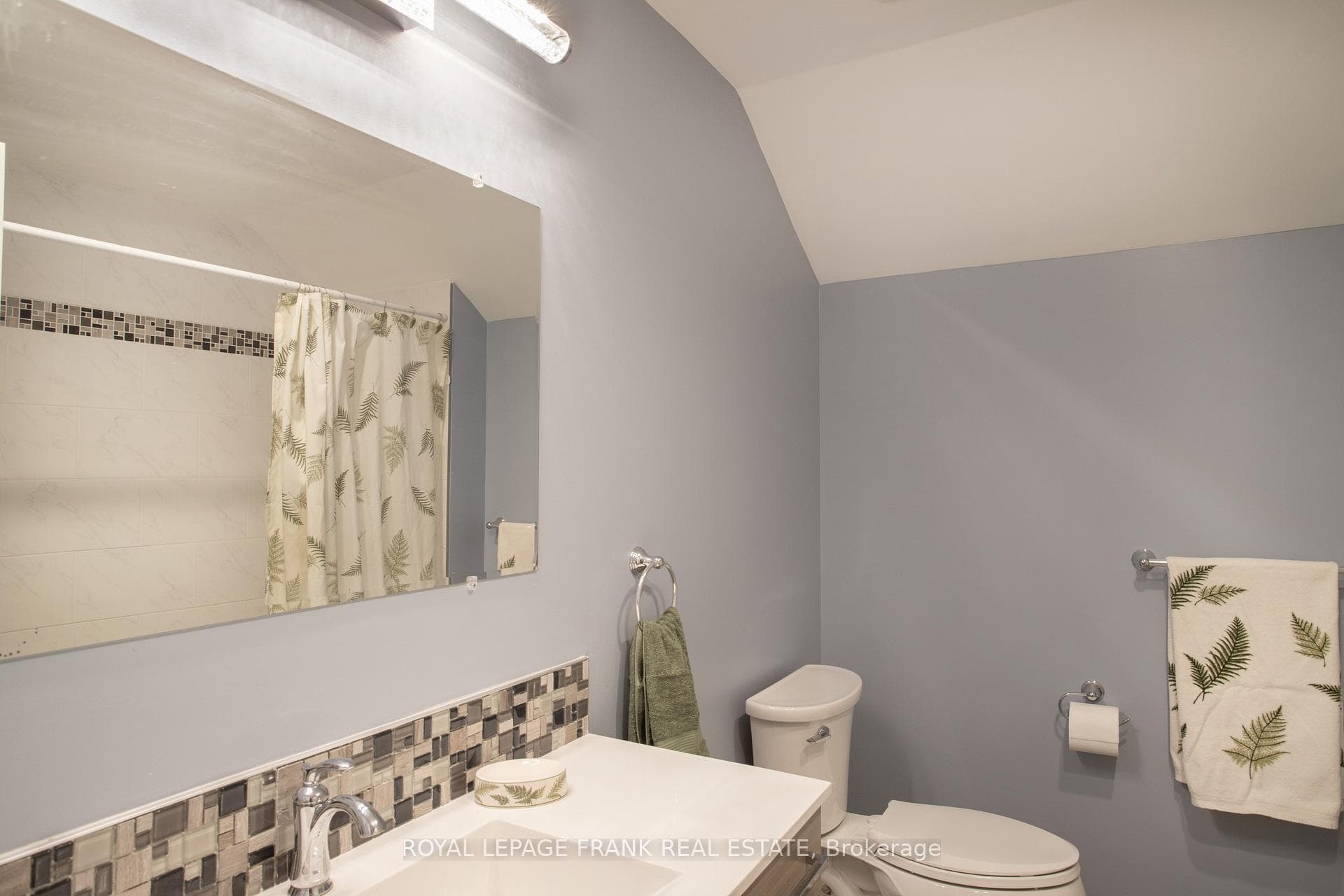 15 Hallett Crescent photo 32