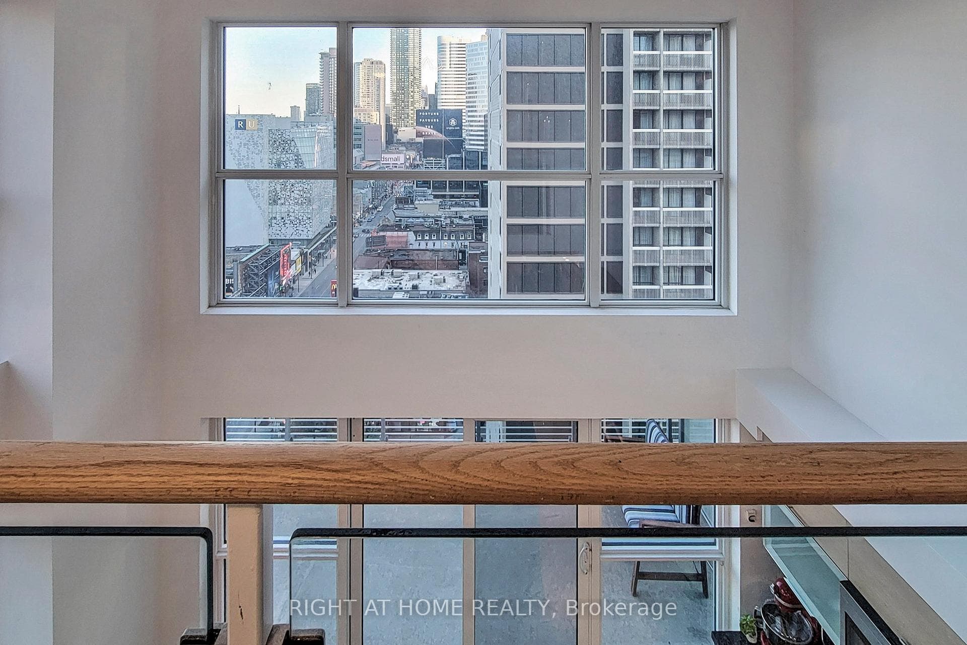 386 Yonge Street Unit 1110 photo 9