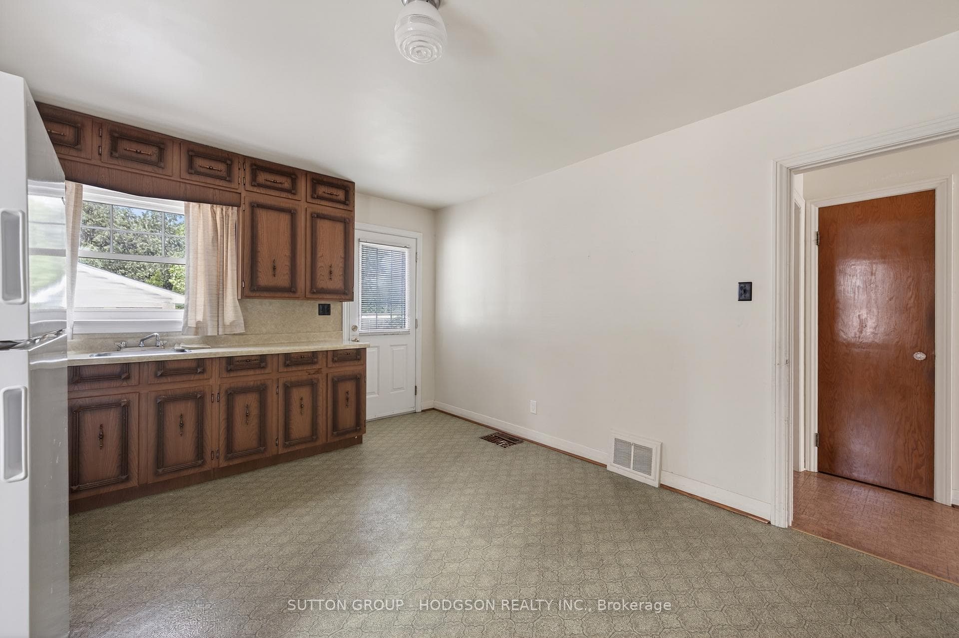 47 MacKay Avenue photo 12
