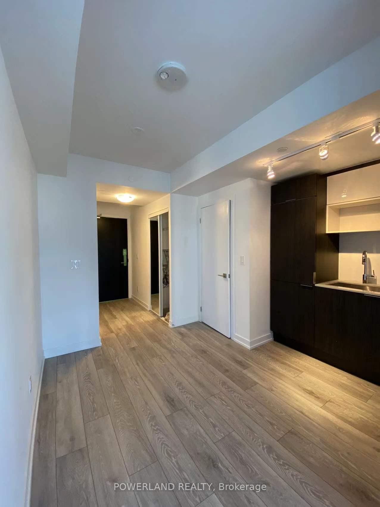 159 Wellesley Street Unit 1702 photo 4