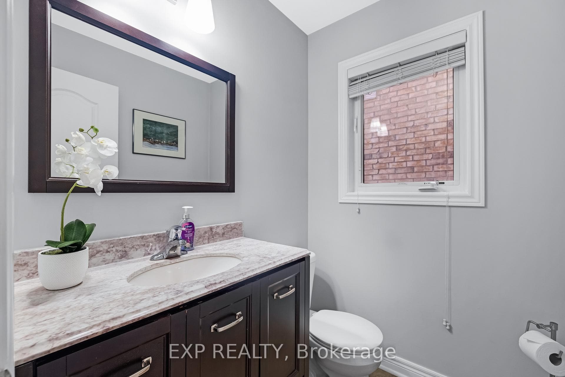 102 Juglans Crescent photo 15