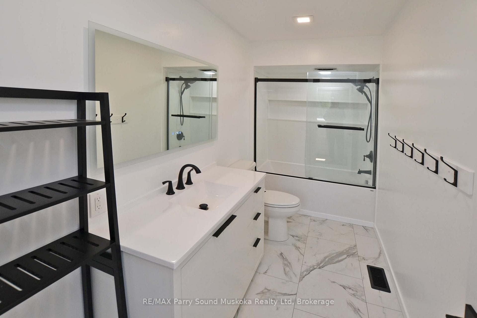 Tiled Shower with B/I Niche