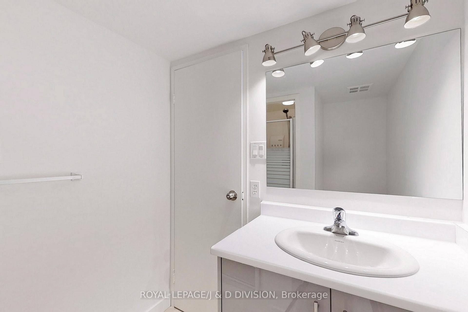 3650 Kaneff Crescent Unit 1503 photo 21