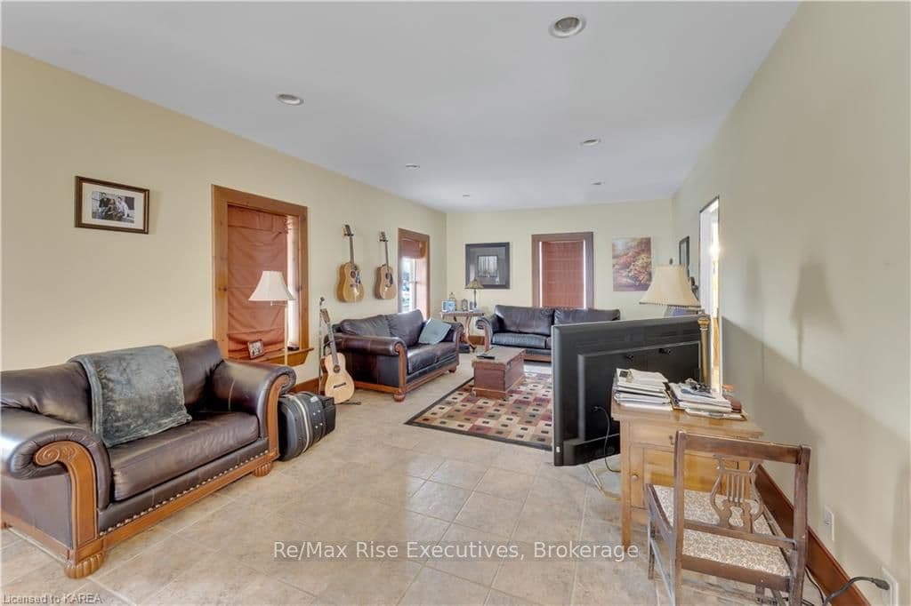 285 THOMAS Street photo 18
