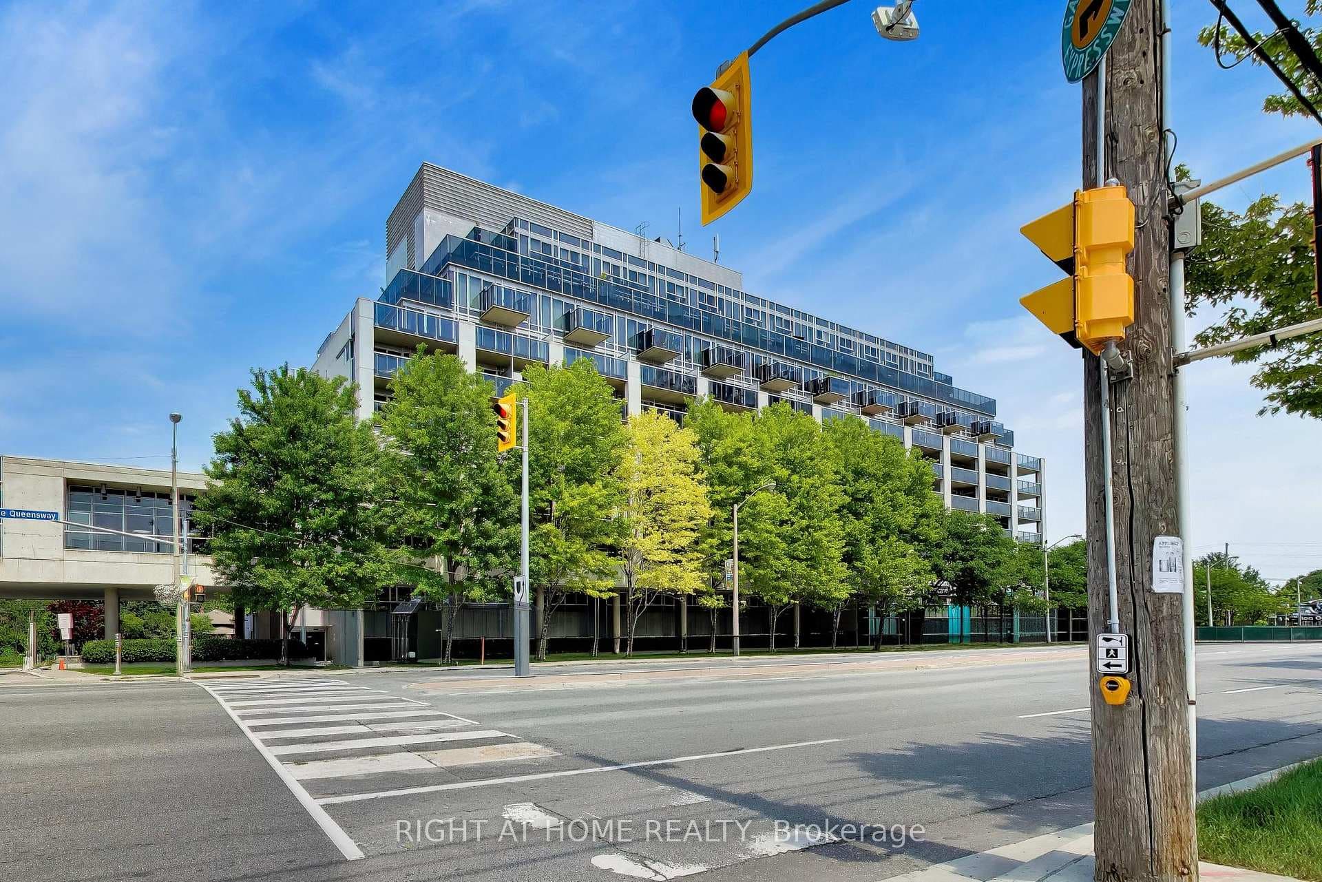 1040 The Queensway N/A Unit 407 photo 3