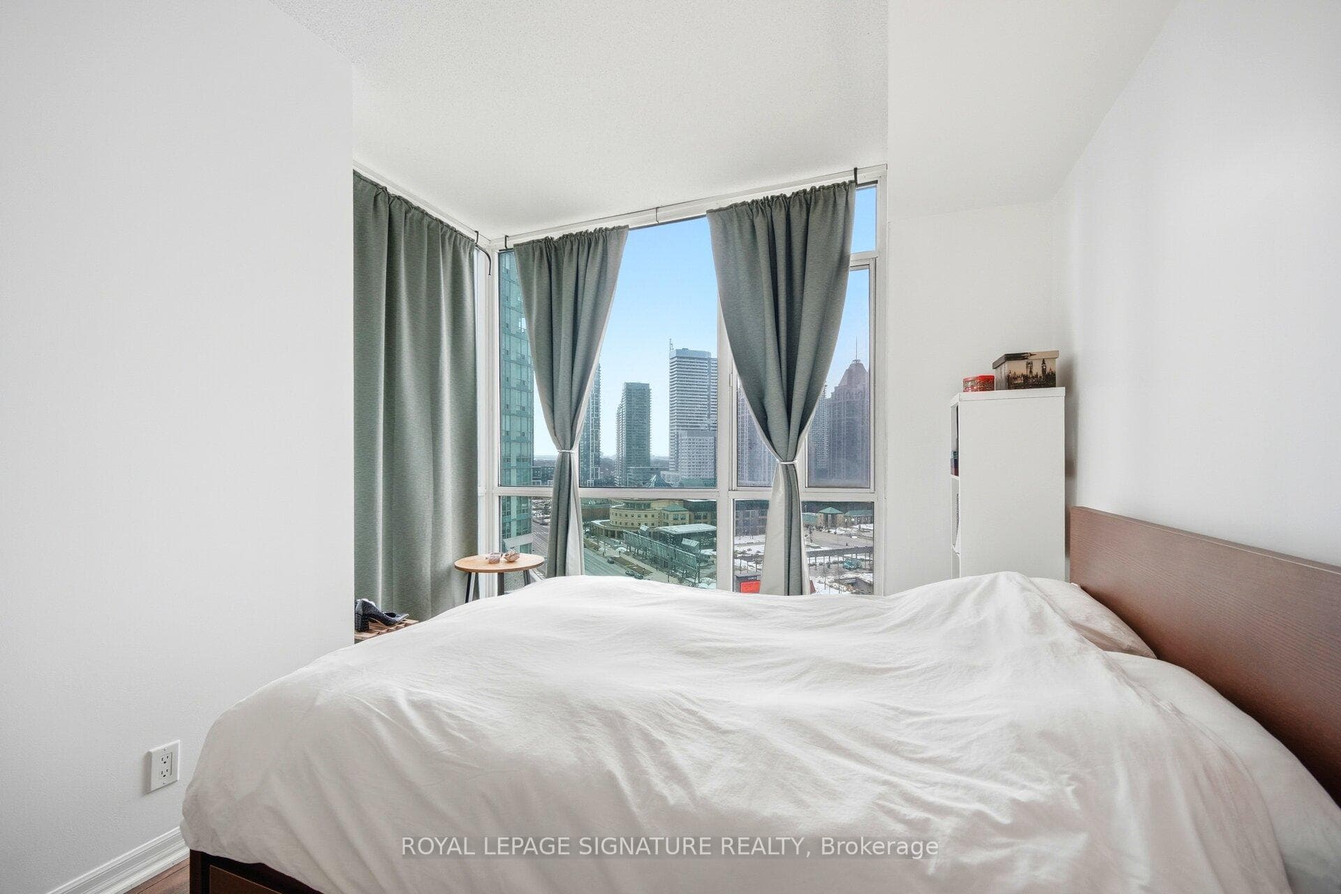 220 Burnhamthorpe Road Unit 1507 photo 17