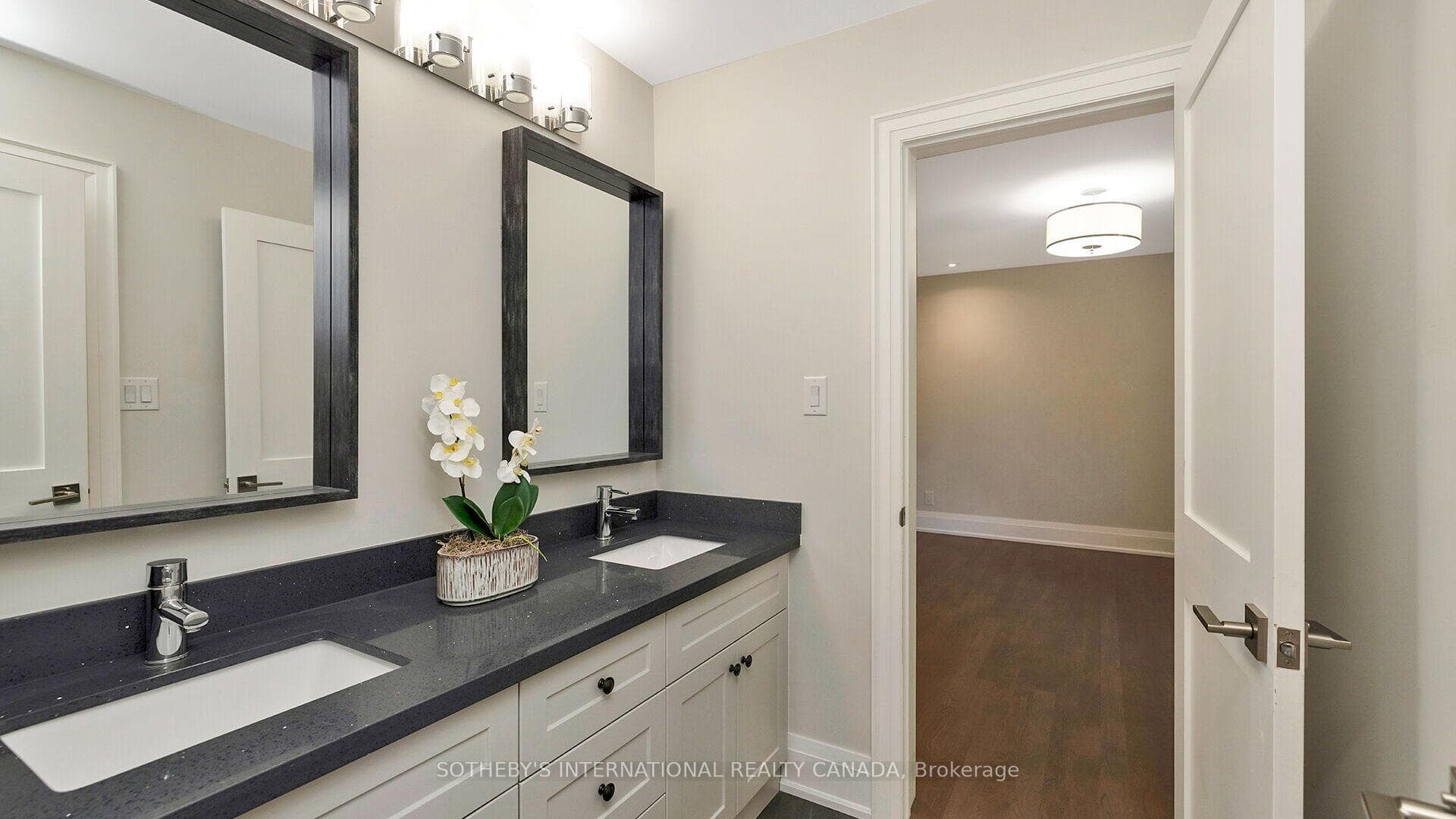 2068 Mississauga Road photo 34