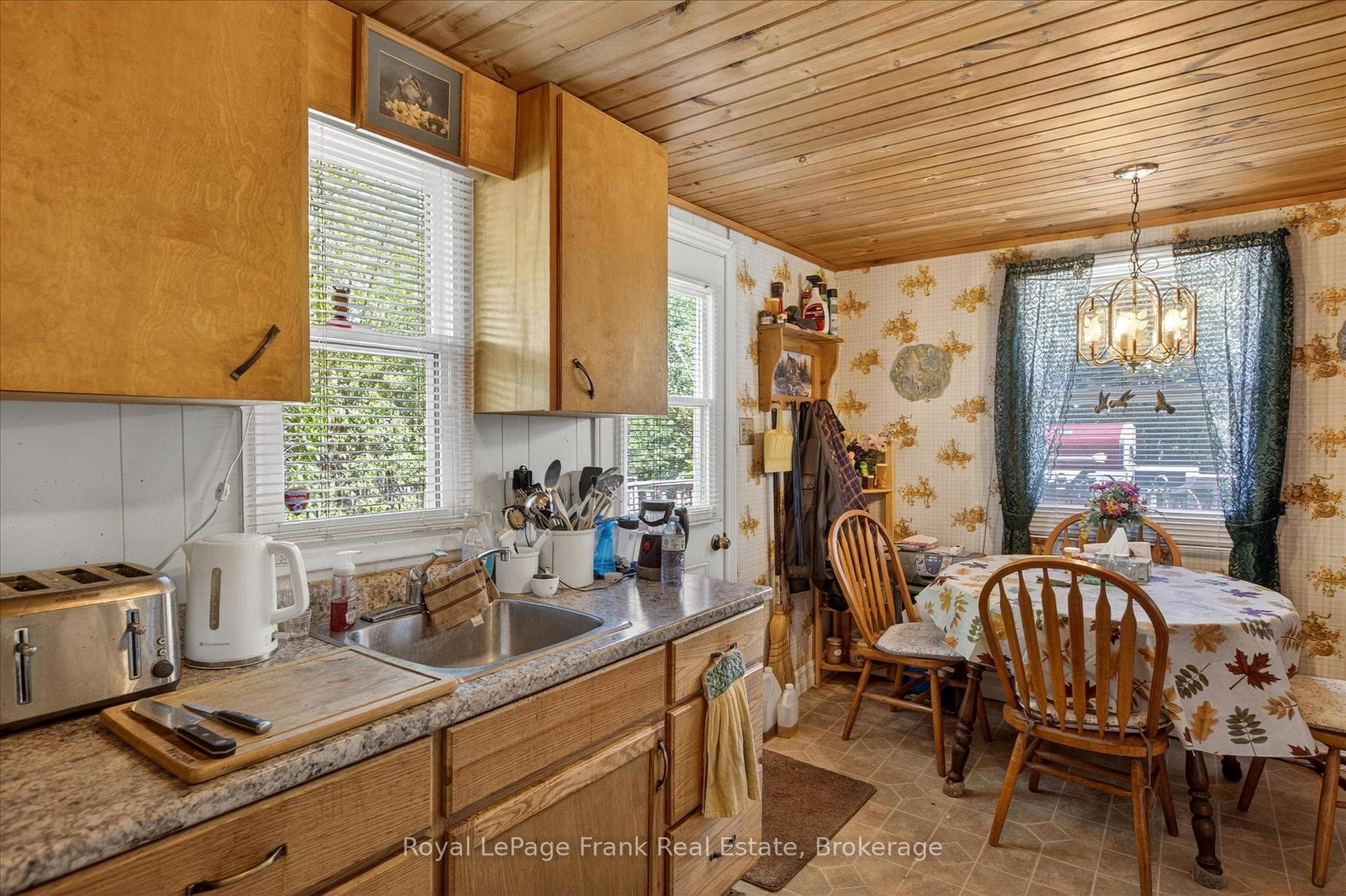 Eat-in kitchen