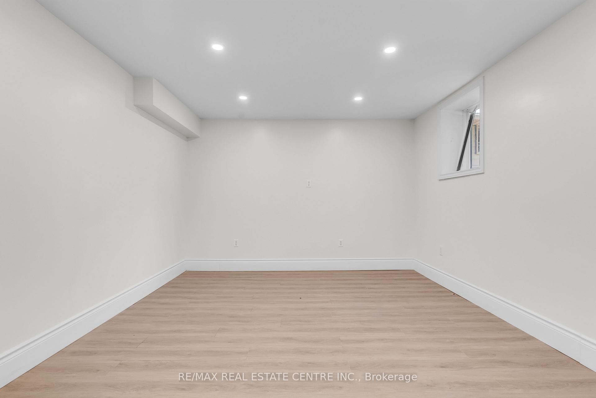 1560 Elgin Road photo 37
