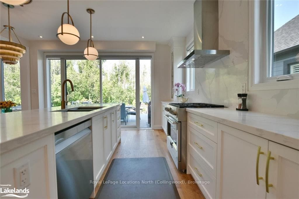 128 SPRINGSIDE Crescent photo 8