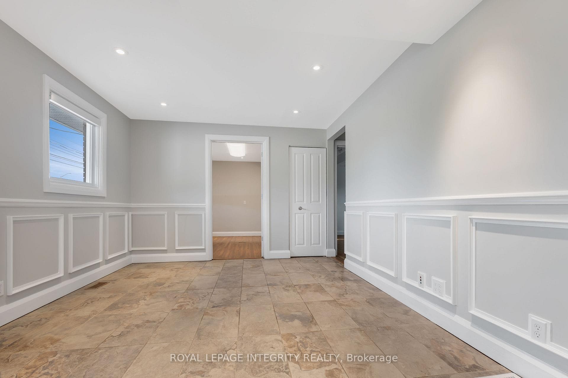 1443 Woodroffe Avenue photo 13