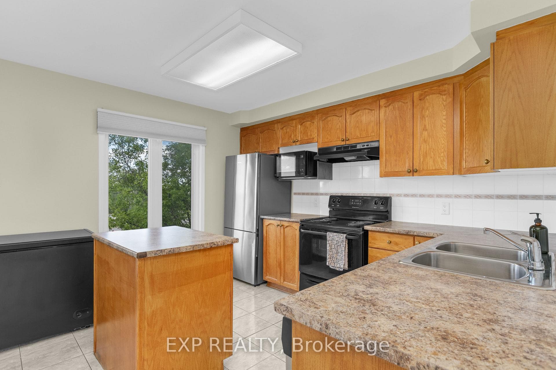 555 REARDON Private photo 20