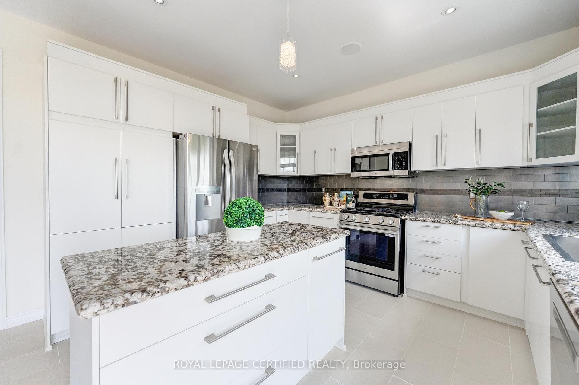 515 Hinchey Crescent photo 14