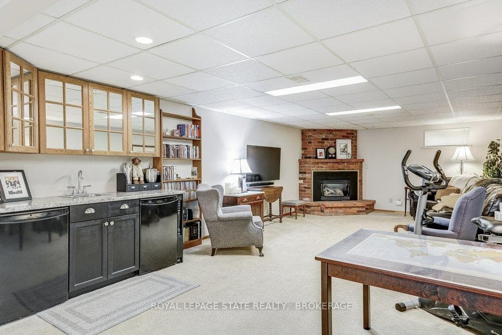 92 FERNWOOD Crescent photo 22