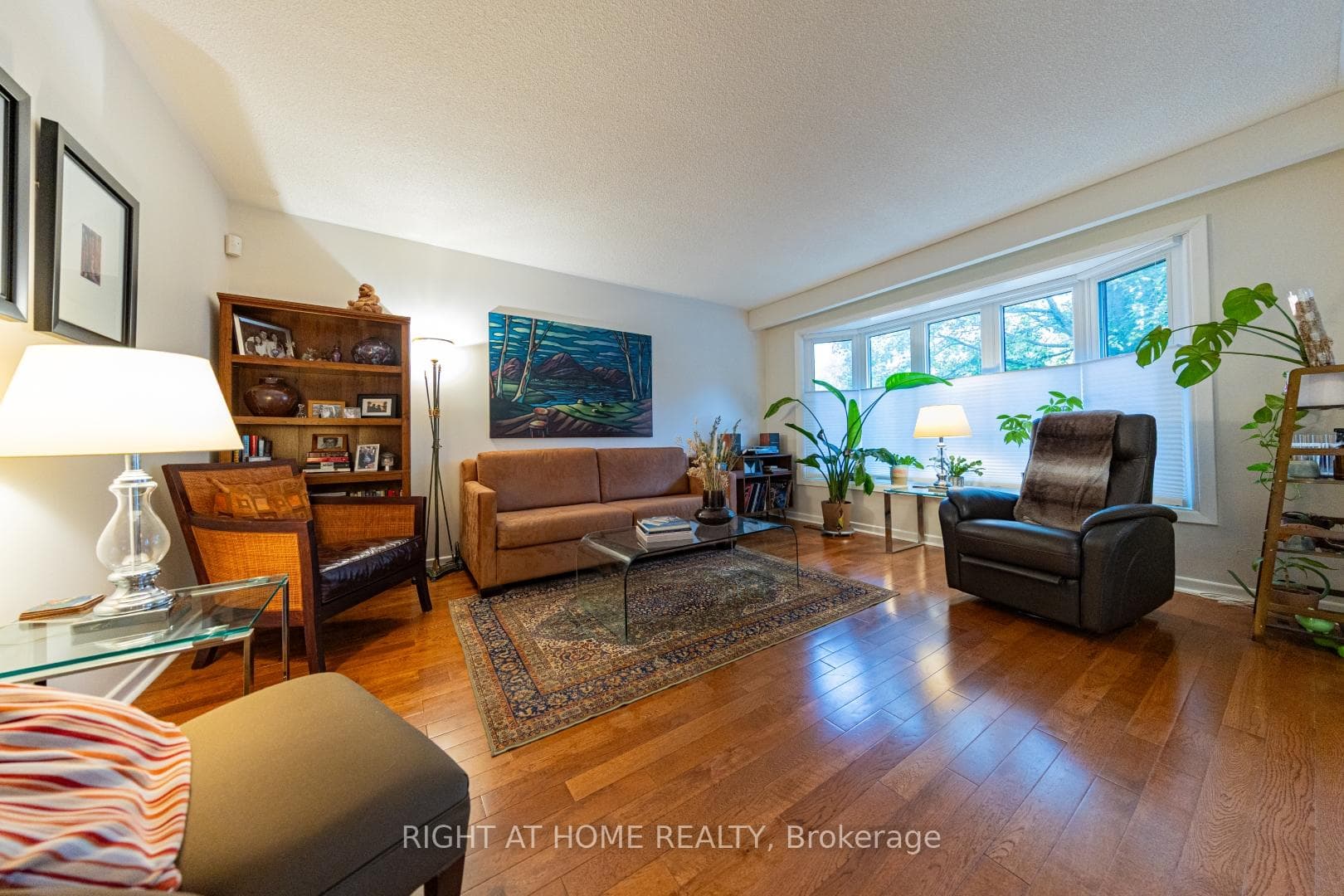 LIVING RM W/BAY WINDOW