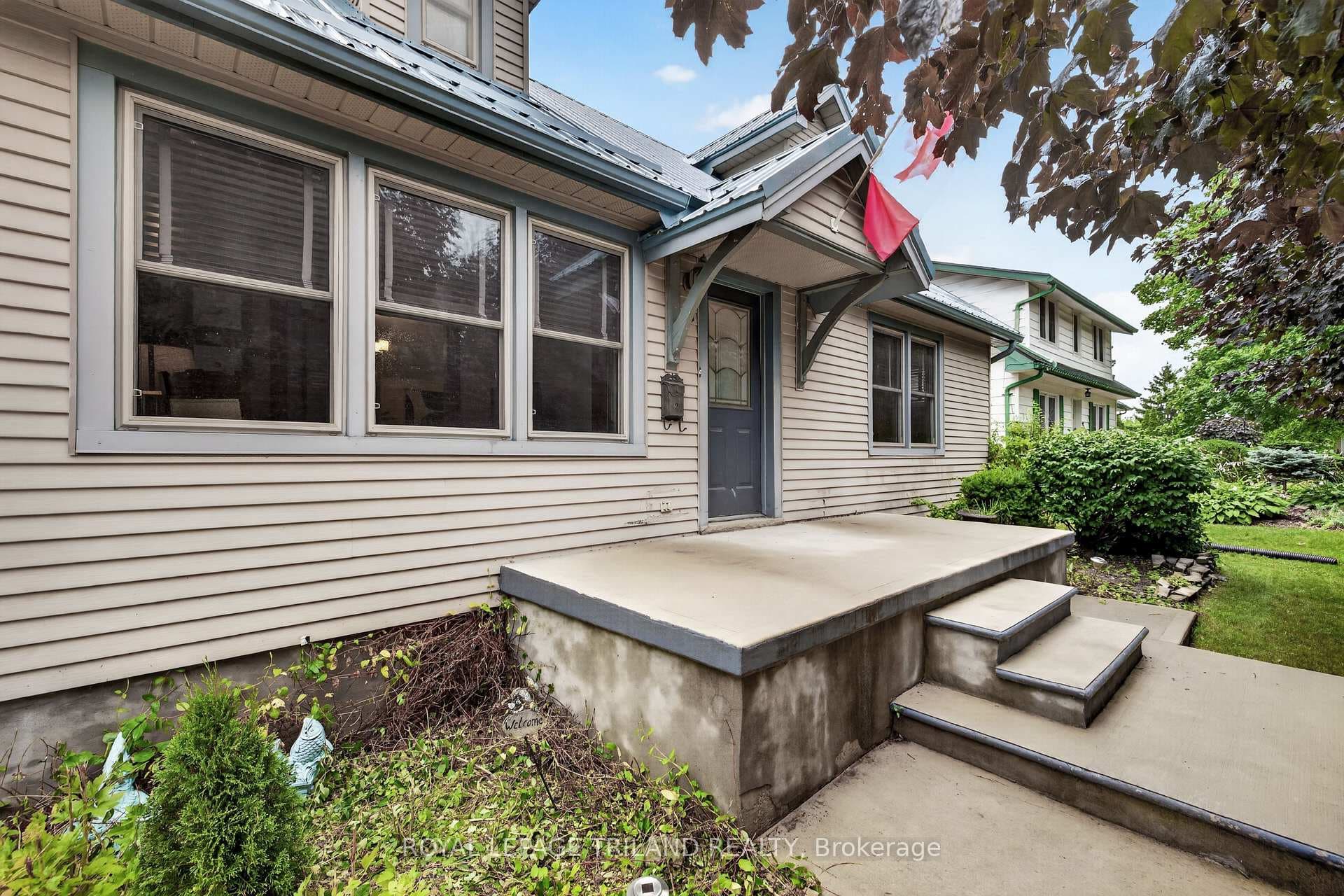 11 Maple Street photo 4