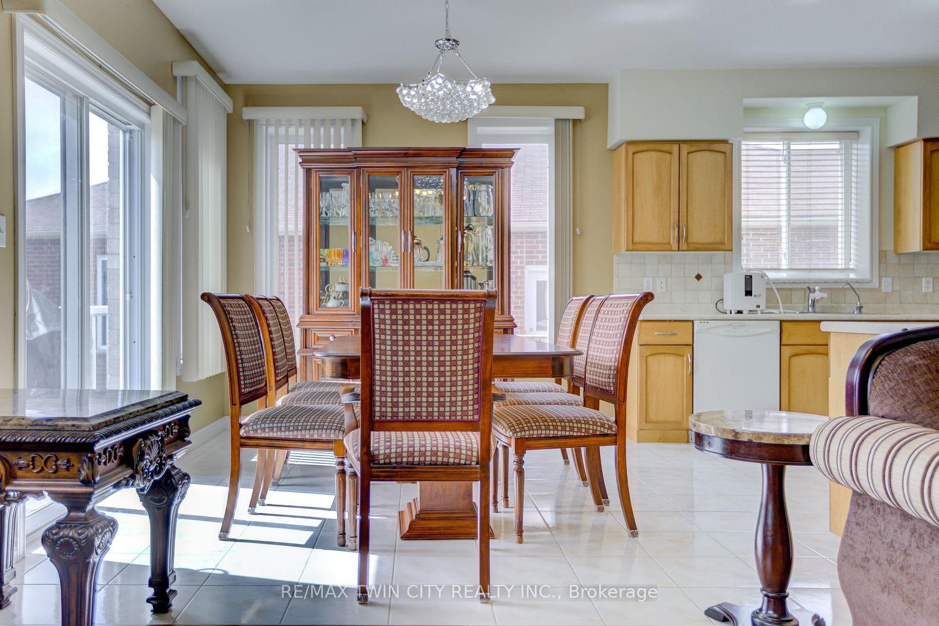 106 Country Clair Street photo 9