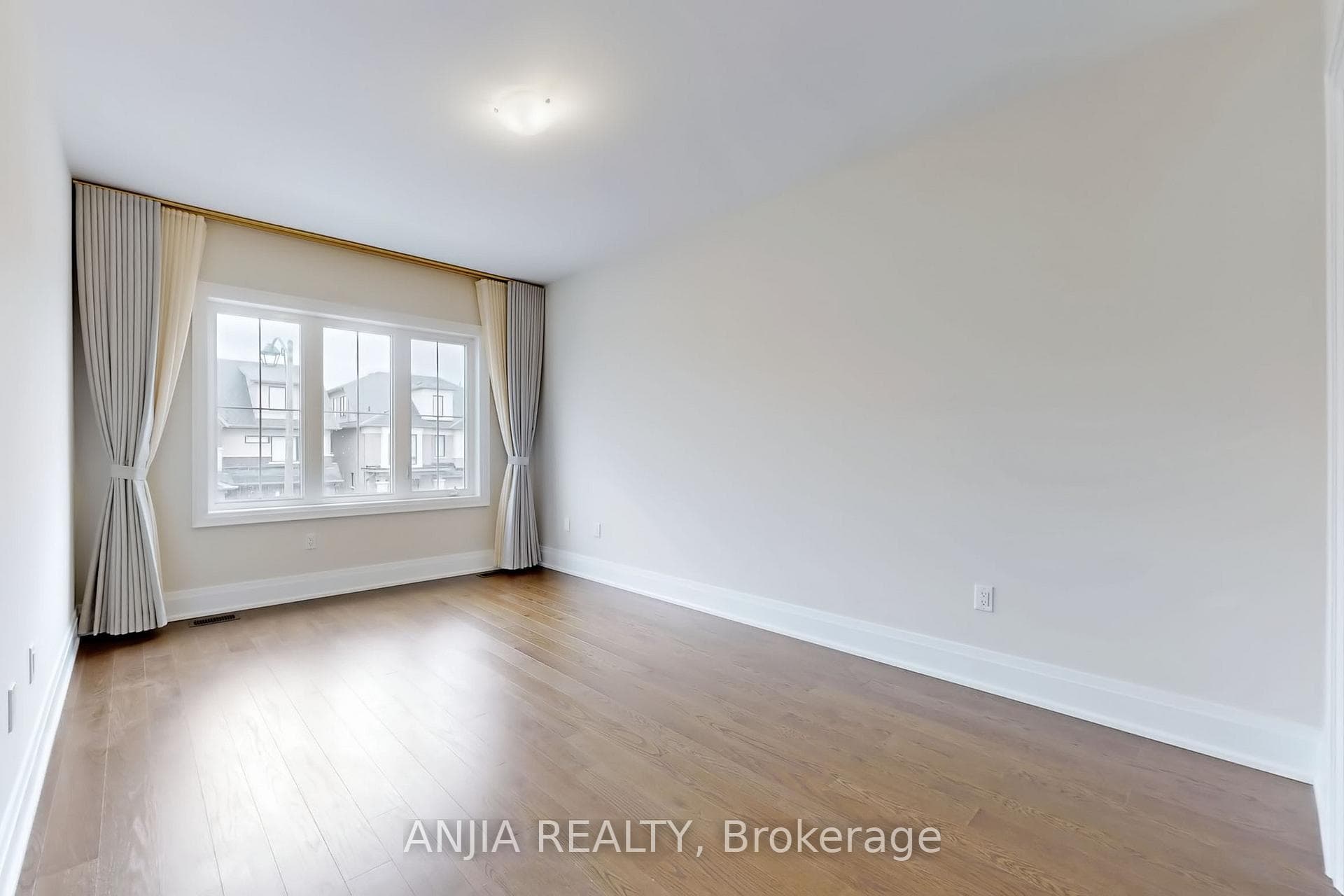 86 Angus Morton Crescent photo 32