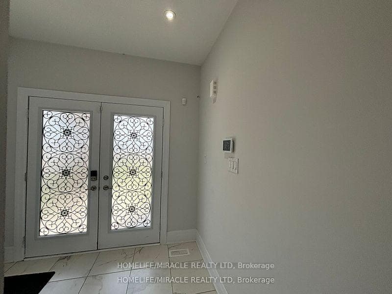 17 Rosewell Crescent photo 2
