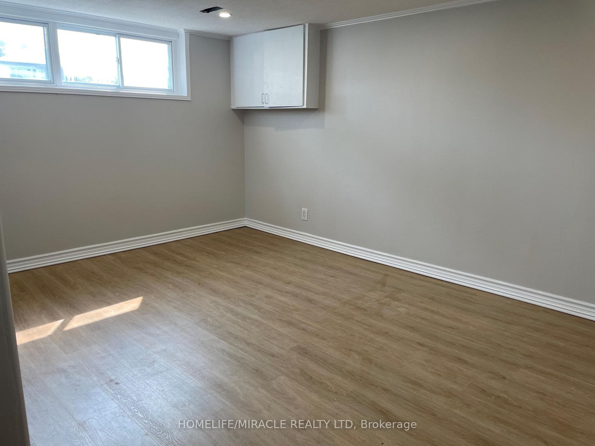 1105 Eastmount (Lower) Avenue photo 7