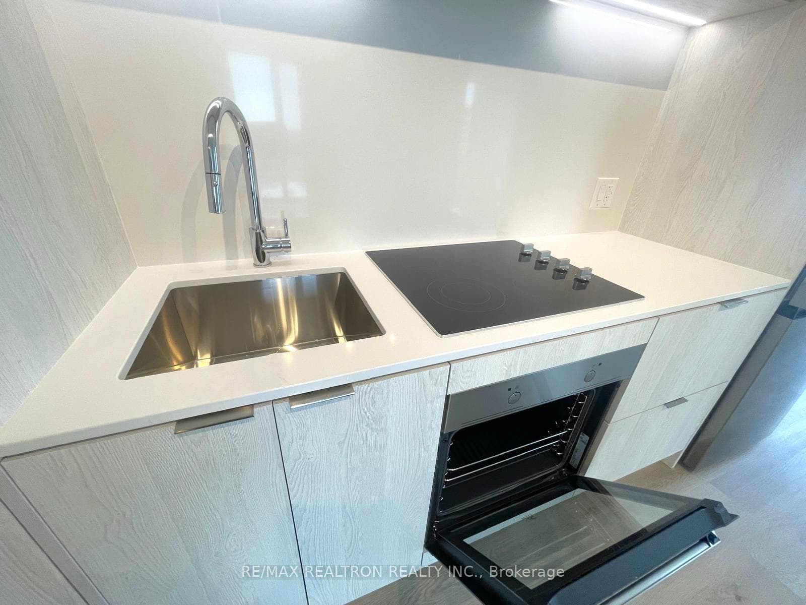 86 Dundas Street Unit 1215 photo 4
